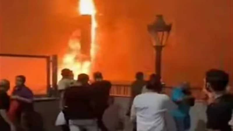 اندلاع حريق ضخم في باكيات الباعة أمام محطة مترو شبرا الخيمة بمصر