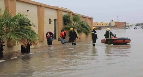 بالصور.. " مدني القصيم " تخلي 12 أسرة داهمتهم الأمطار