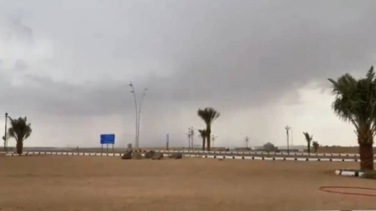 بالفيديو.. سحابة تُزين سماء ⁧عيون الجواء⁩ بشمال القصيم