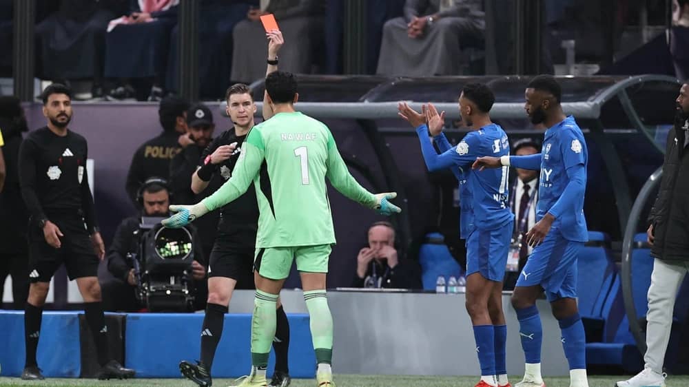 لحظة اعتداء العقيدي على‬⁩ نيفيز قبل طرده بالبطاقة الحمراء .. فيديو