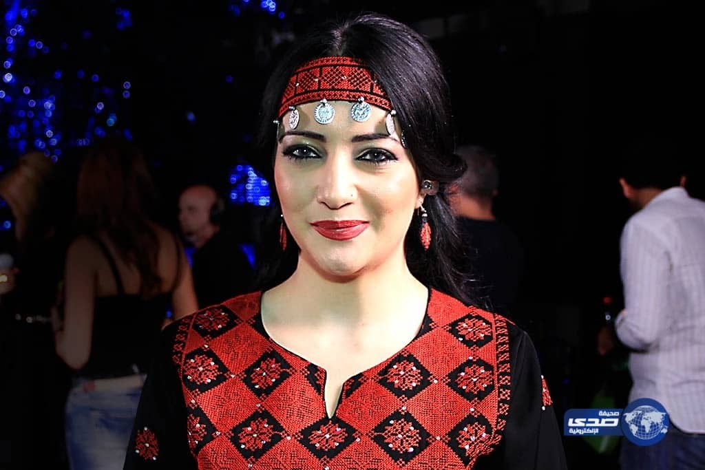 صور.. منال موسى تصلي قيام الليل داخل المسجد الأقصى