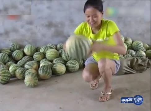 بالفيديو.. كل شيء وارد في الصين.. بطيخ غير قابل للكسر!!
