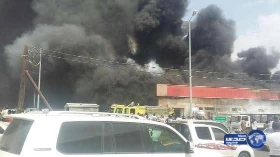 "مدني أبوعريش" يباشر حريقاً بمستودع مواد بناء