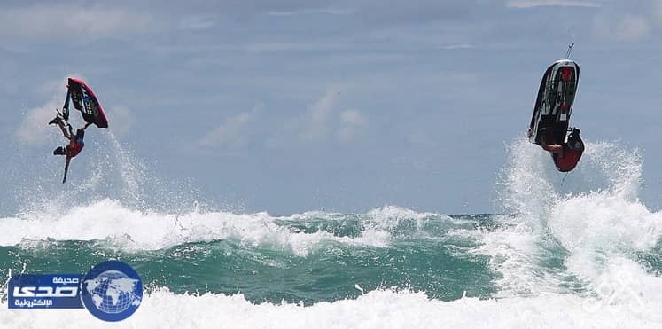 ثمانينية تقطع أمواج البحر بزلاجة