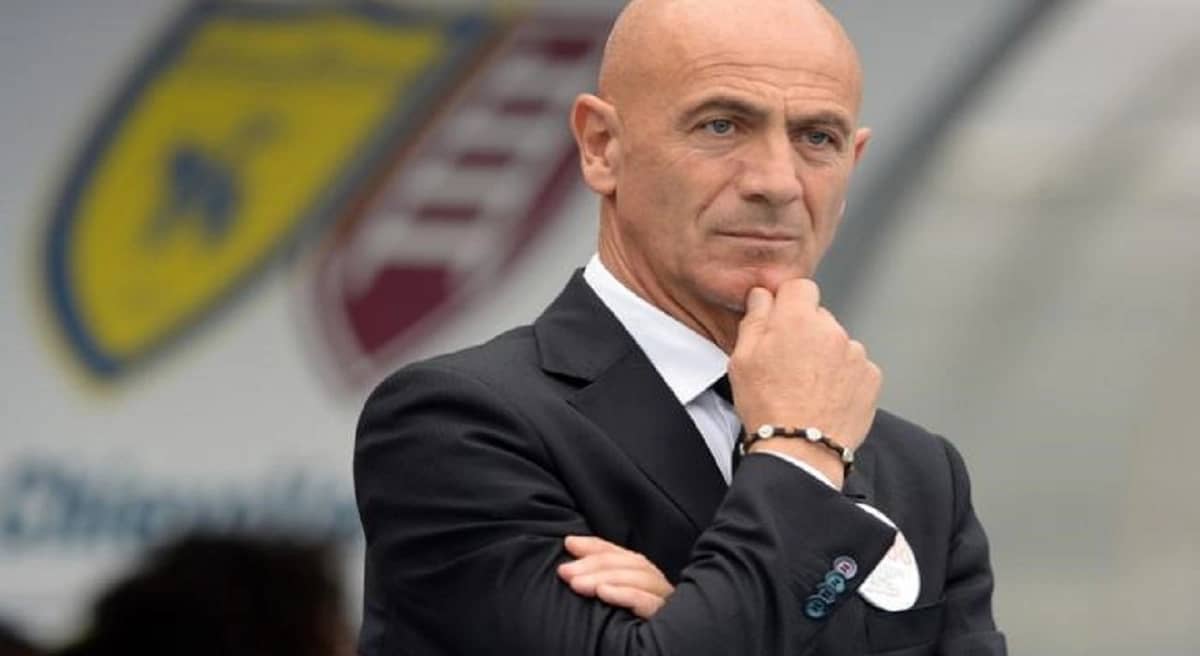 عزل مدرب هونفيد المجري خوفا من إصابته بكورنا