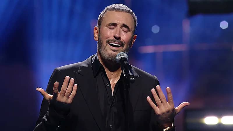 شاهد.. كاظم الساهر يكمل حفله على الكرسي في هيوستن: راسي داخ 