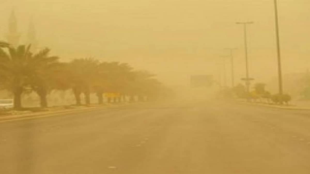 رياح نشطة وأتربة مثارة على أجزاء من تبوك