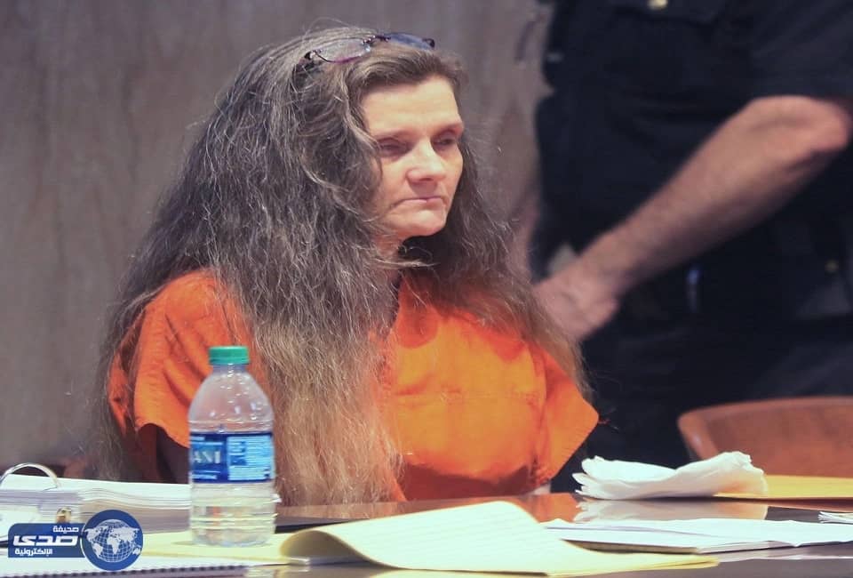 أمريكية تتنكر بثياب ساحرة وتٌجبر حفيدتها على أرتداء ملابس شيطان لإرهابها