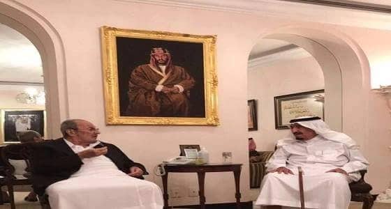 بالصور.. خادم الحرمين يزور أخيه الأمير طلال في قصر الفاخرية