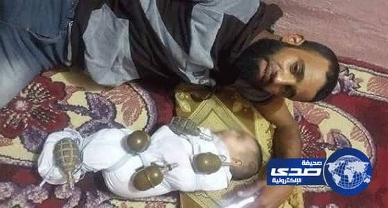بالصورة ..تونسي يلف ابنه بحزام يحوي قنابل يدوية أثناء نومه