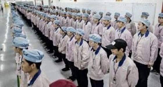 بالصور..شركة صينية تعاقب موظفيها بالديدان والعصا !!