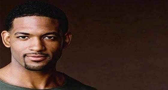 ممثل أمريكي شهير  ينتحر مباشرة على الهواء !!