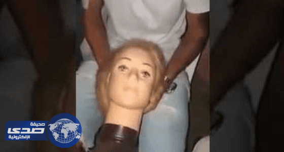 بالفيديو ...شاب دفعه الفضول لفحص دمية جنسية من الداخل فصعق  بما وجد !