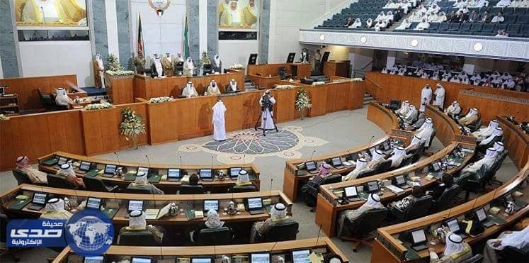 برلماني كويتي يهدي النواب ورودًا حمراء تزامنا مع عيد الحب