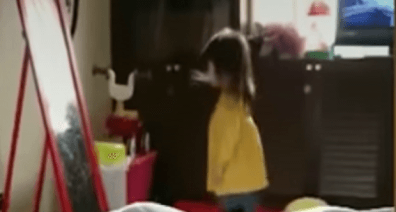  فيديو طريف ..عطسة قوية تسقط طفلة أرضا