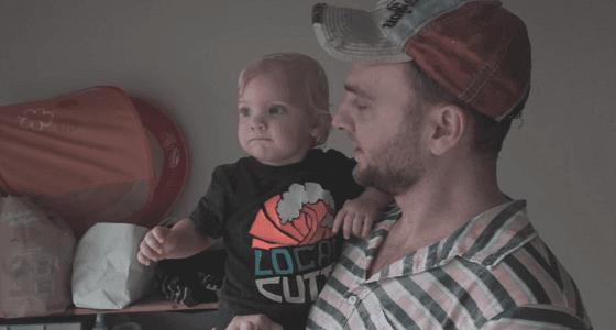 بالفيديو..رد فعل غريب لرضيعة تشاهد الأمطار لأول مرة