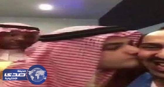 بالفيديو. .ردة فعل وزير الإعلام على مواطن رحب به أثناء افتتاح معرض الكتاب