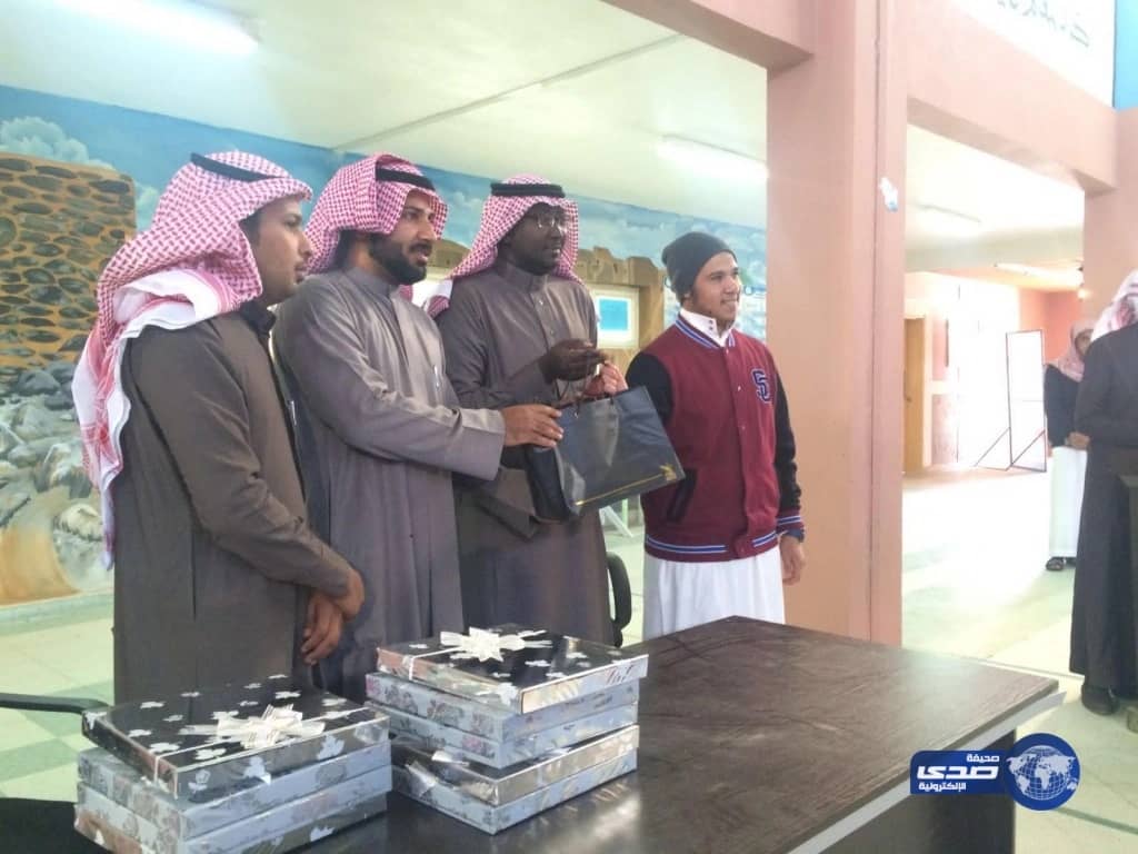 ثانوية الحائط  تكرم ثلاثة طلاب لـ حصولهم على مراكز متقدمة في اختبار قياس