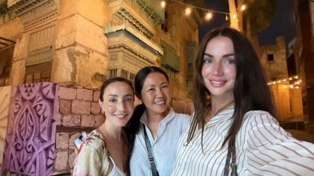 النجمة آنا دي أرماس تصل جدة للمشاركة في مهرجان البحر الأحمر السينمائي .. صور