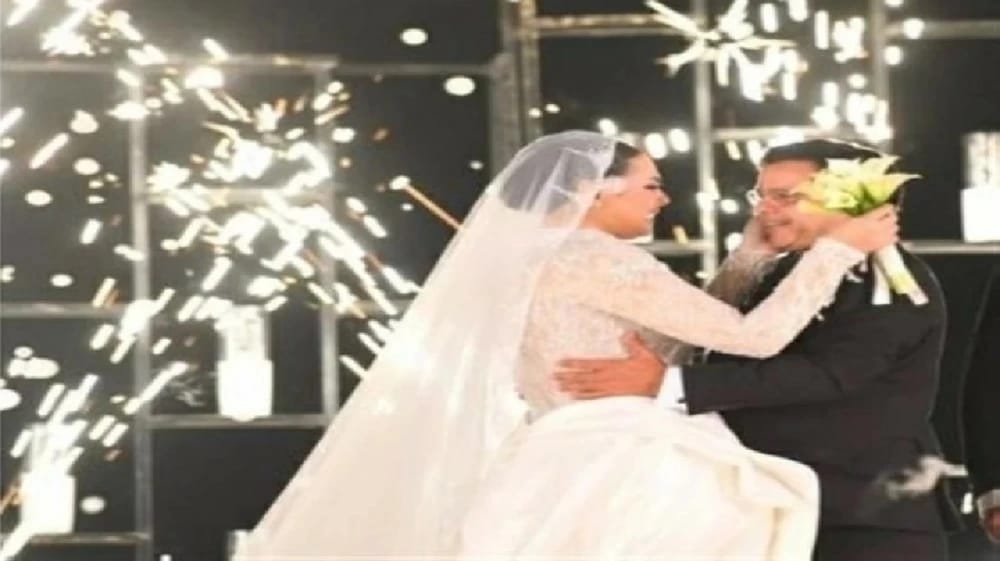 محمد هنيدي يتأثر بدموع الفرح في حفل زفاف ابنته.. فيديو