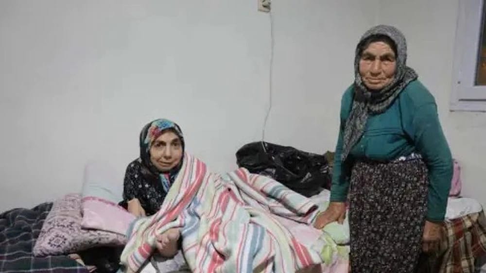 أم مسنة ترفض دار رعاية وتواصل رعاية ابنتها المعاقة بنفسها .. فيديو