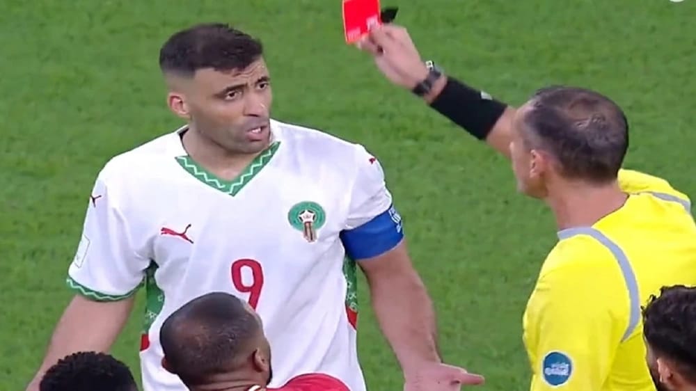 لحظة طرد حمدالله بعد تدخل عنيف على لاعب عمان .. فيديو