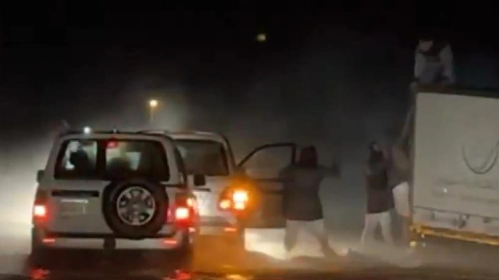 فزعة الشمال تنقذ سائقًا احتجزه السيل داخل مركبته..فيديو