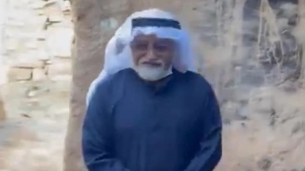 لحظة زيارة رجل مسن لمجلس والده بعد غياب 70 عام .. فيديو