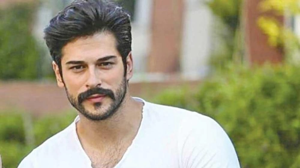 بوراك أوزجيفيت يبدع على المسرح بمسرحيته الفردية .. فيديو