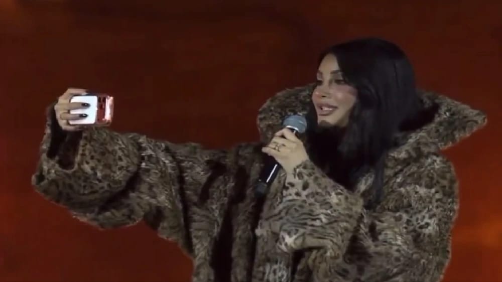 أميمة طالب تسرق الأضواء بعفويتها بالدرعية.. فيديو