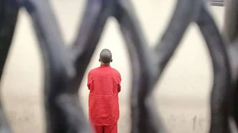 بالفيديو.. رد فعل مثير من سفاح لحظة النطق بحكم إعدامه