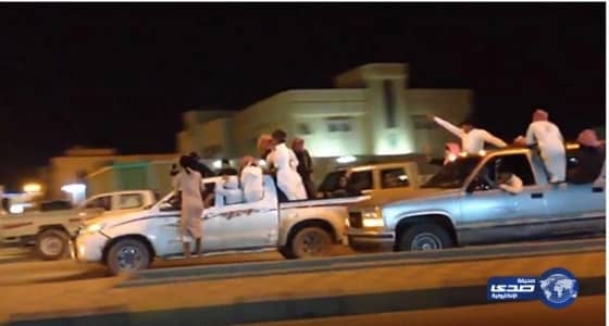 بالفيديو "درباوية" يغلقون شارع الاربعين في القريات