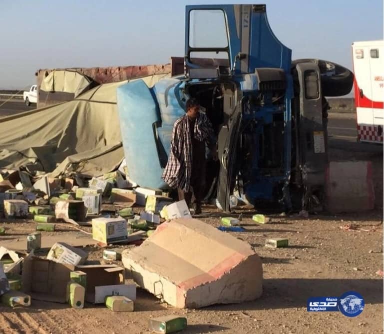 انقلاب شاحنة ونجاة سائقها بأعجوبة في المدينة المنورة