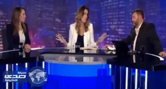بالفيديو.. مذيعة مشهورة تسب زملائها على الهواء