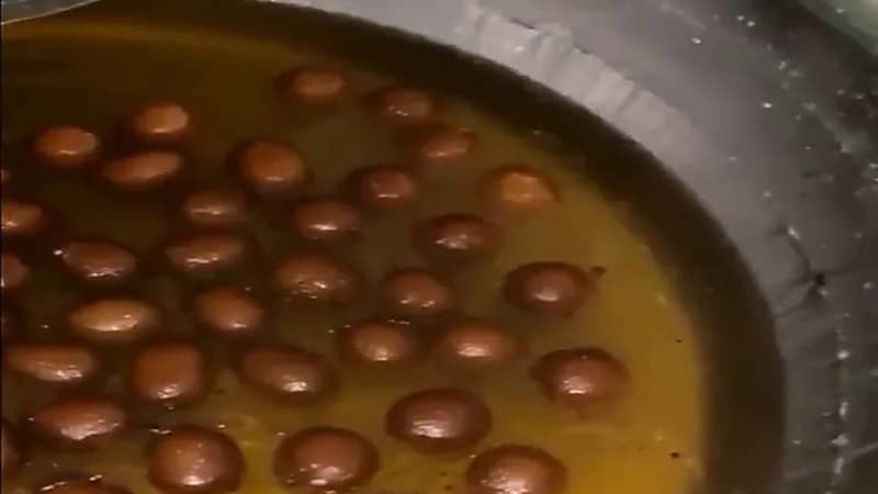 بالفيديو.. ضبط عمالة وافدة حولت شقة سكنية إلى معمل حلويات بحي الشميسي