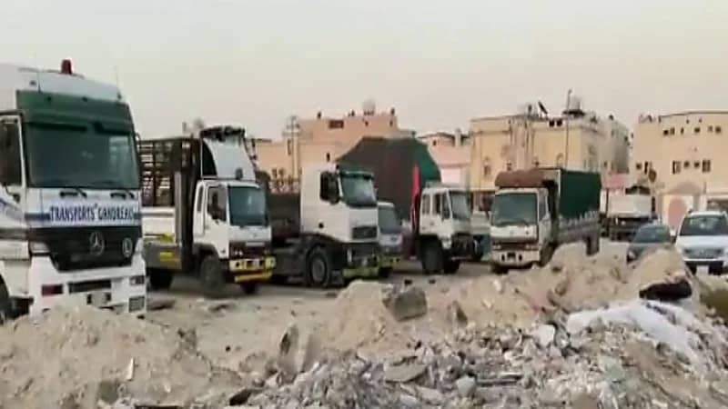 شاهد.. السبب الحقيقي وراء تكدس الشاحنات المخالفة داخل أحياء الدمام