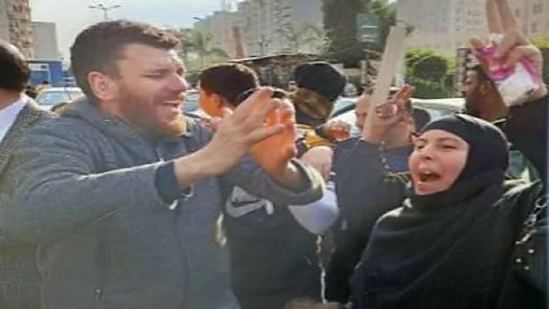 شاهد.. امرأة تطلق الزغاريد في المحكمة بعد صدور حكم بإعدام قاتل طفلتها