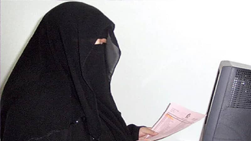 شاهد .. تفاصيل الإطاحة بموظفة في التعليم وظفت مواطنات مقابل رشوة