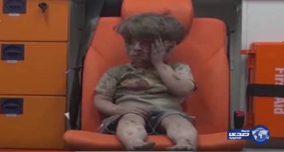 بالفيديو.. نظرة مؤثرة من طفل سوري بعد إنقاذه من تحت الأنقاض في حلب