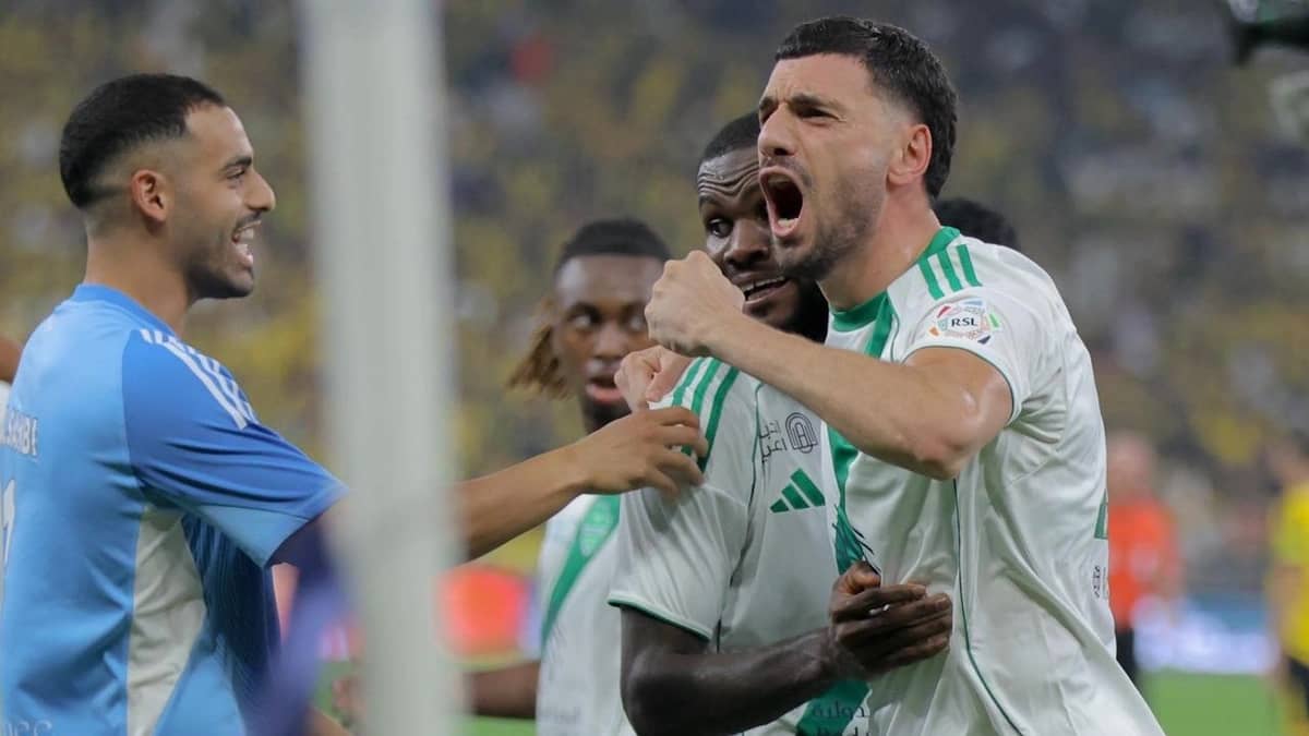 الأهلي يتغلب على الإتحاد في ديربي جدة .. صور