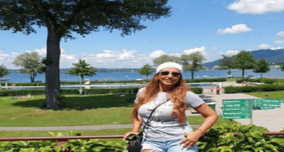 بالصور.. إطلالة فنانة سورية تثير ضجة واسعة بسبب سروالها الممزق