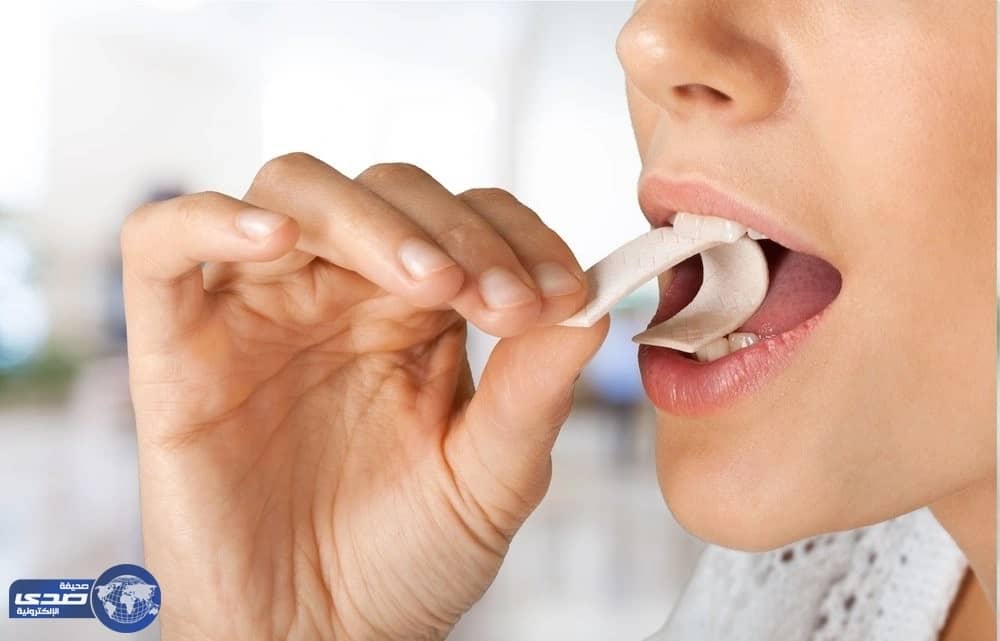 عليك مضغ العلكة 3 مرات في اليوم بعد الولادة القيصرية.. والسبب!