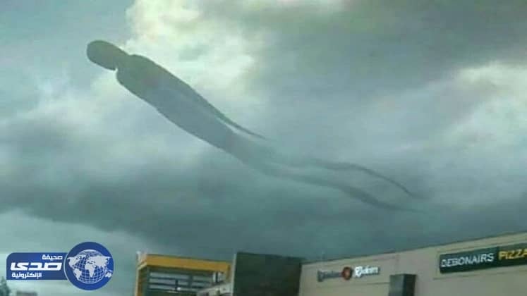 بالصور.. ظهور طيف يٌشبه الإنسان في السماء