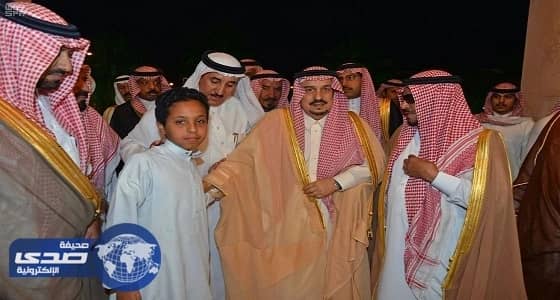 بالصور.. أمير الرياض ينقل تعازي القيادة لأسرة الشهيد السبيعي