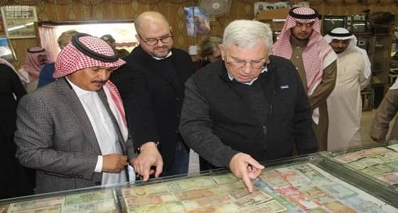 بالصور.. السفير الأمريكي يزور متحف بن عاصي بتبوك