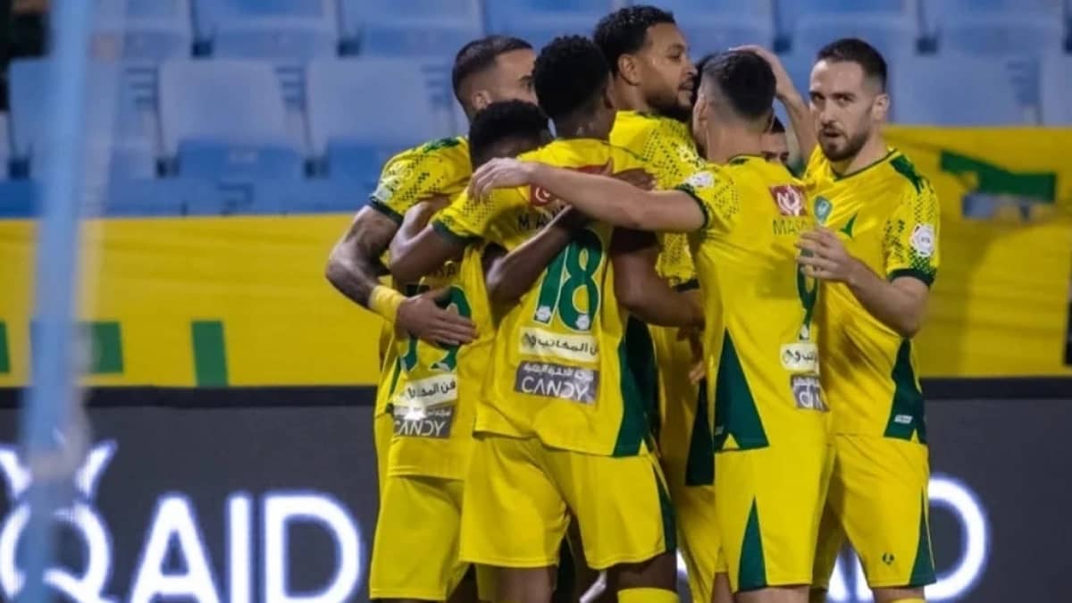 الخليج يمطر شباك الرياض برباعية