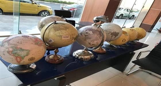 بالصور.. التجارة تصادر مجسمات للكرة الأرضية تسمي الأراضي الفلسطينية بـ " إسرائيل "