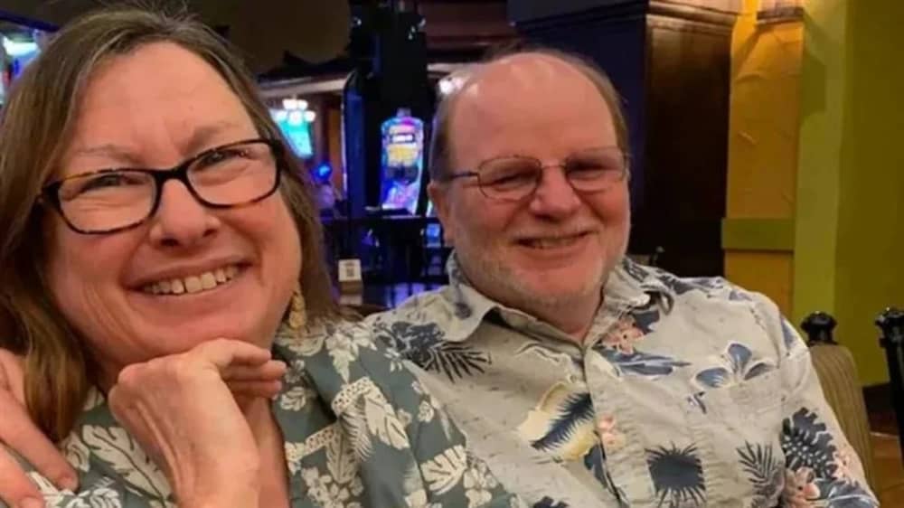 شاب ينهي حياة والديه بالضرب حتى الموت