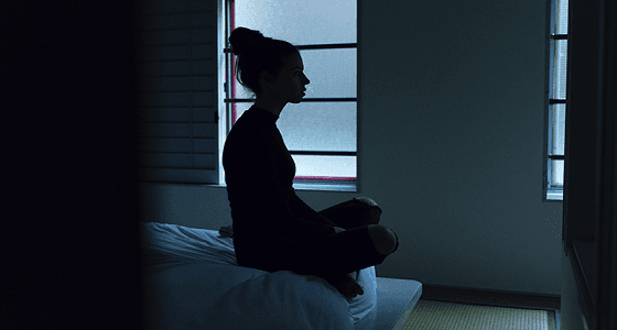 العزلة والرغبة في تجربة السلوكيات الخاطئة تقود إلى المخدرات