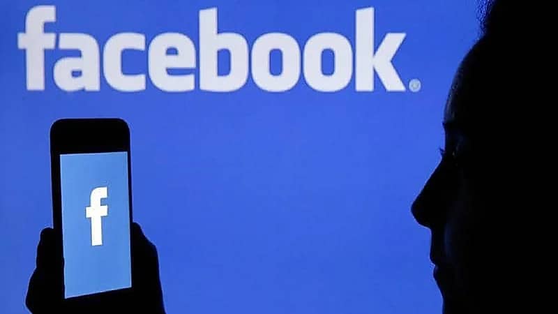 "فيسبوك" تستخدم أنظمة ترى وتسمع المستخدمين